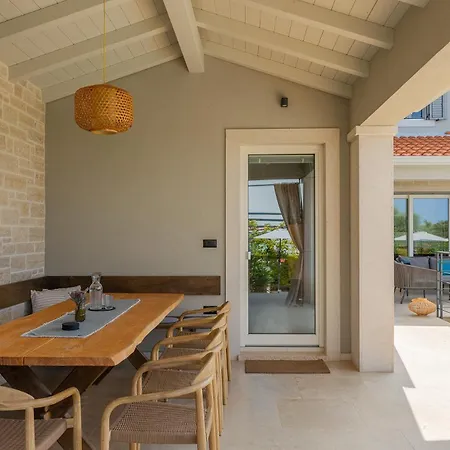 Beautiful Regina With View In Visnjan Villa