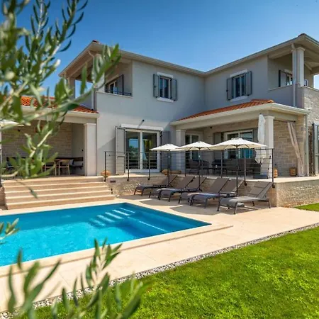 Beautiful Regina With View In Visnjan Villa *