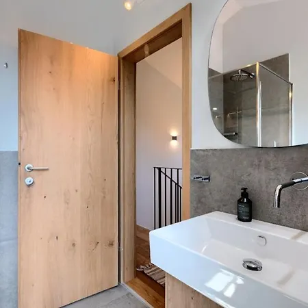 Villa Beautiful Regina With View In Visnjan Markovac