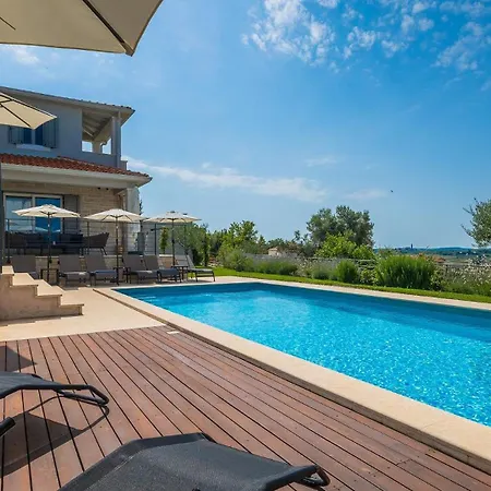 Beautiful Regina With View In Visnjan Villa