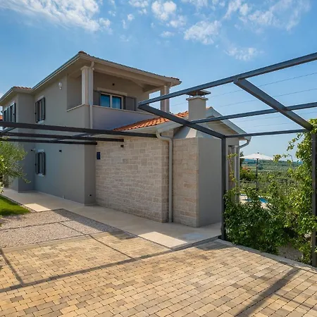 Beautiful Regina With View In Visnjan Villa