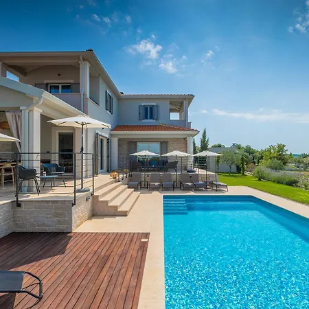 Beautiful Regina With View In Visnjan Villa *
